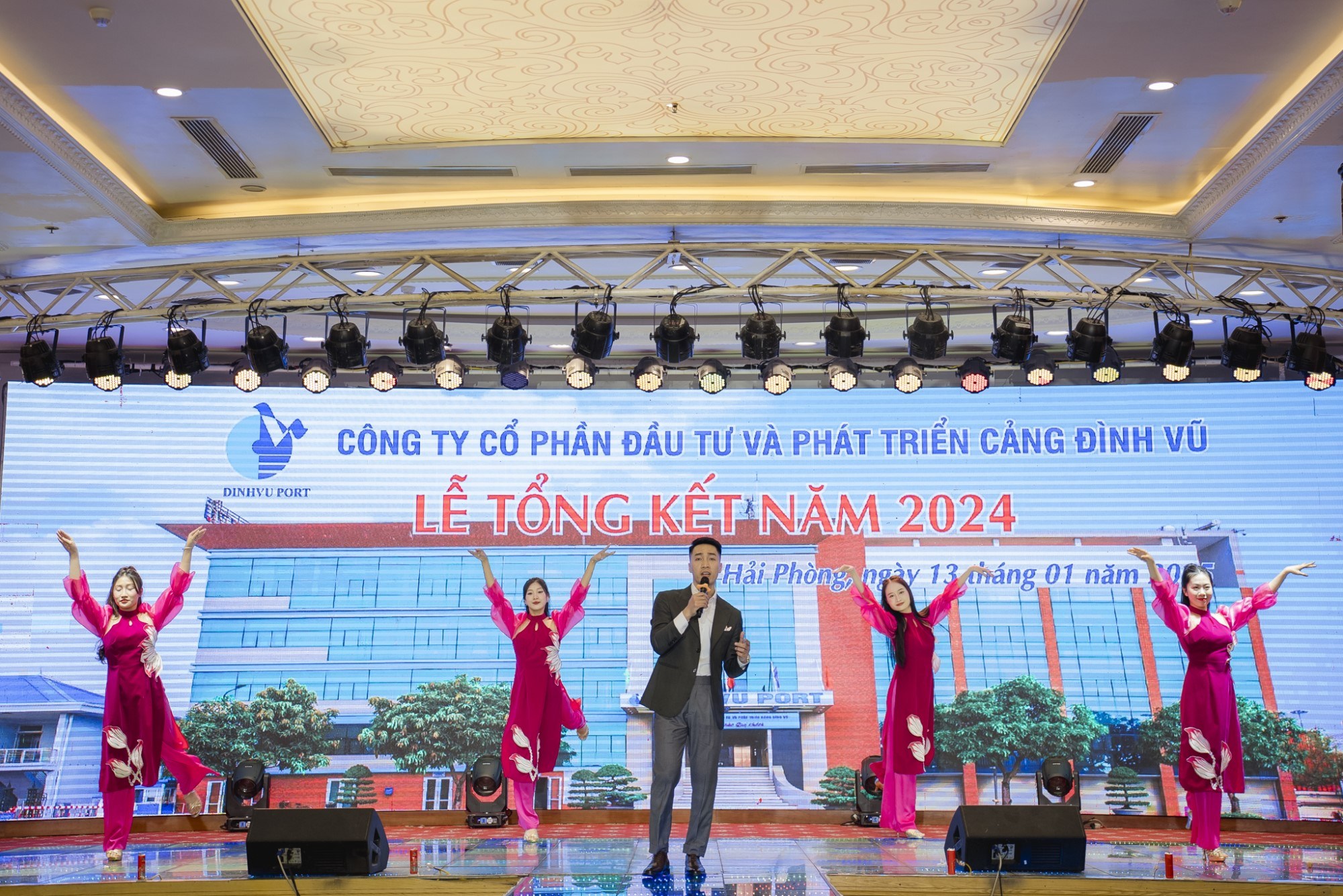 Quang Hải - Thành viên Đội văn nghệ Cảng Đình Vũ biểu diễn "Nắng có còn xuân"